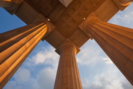 columns at lincoln memorial